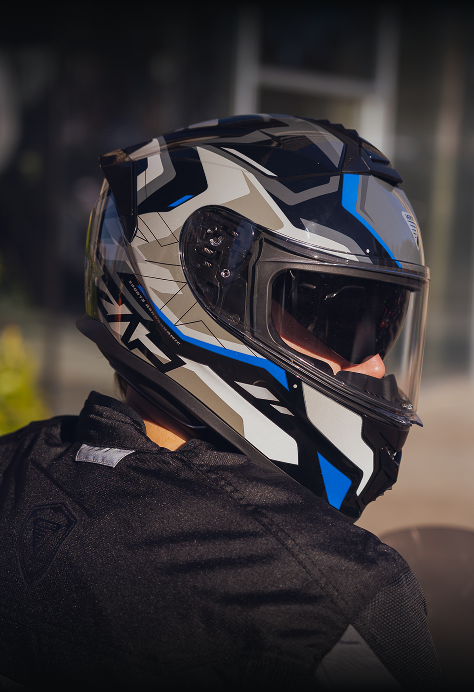 Motociclista con casco Vértigo