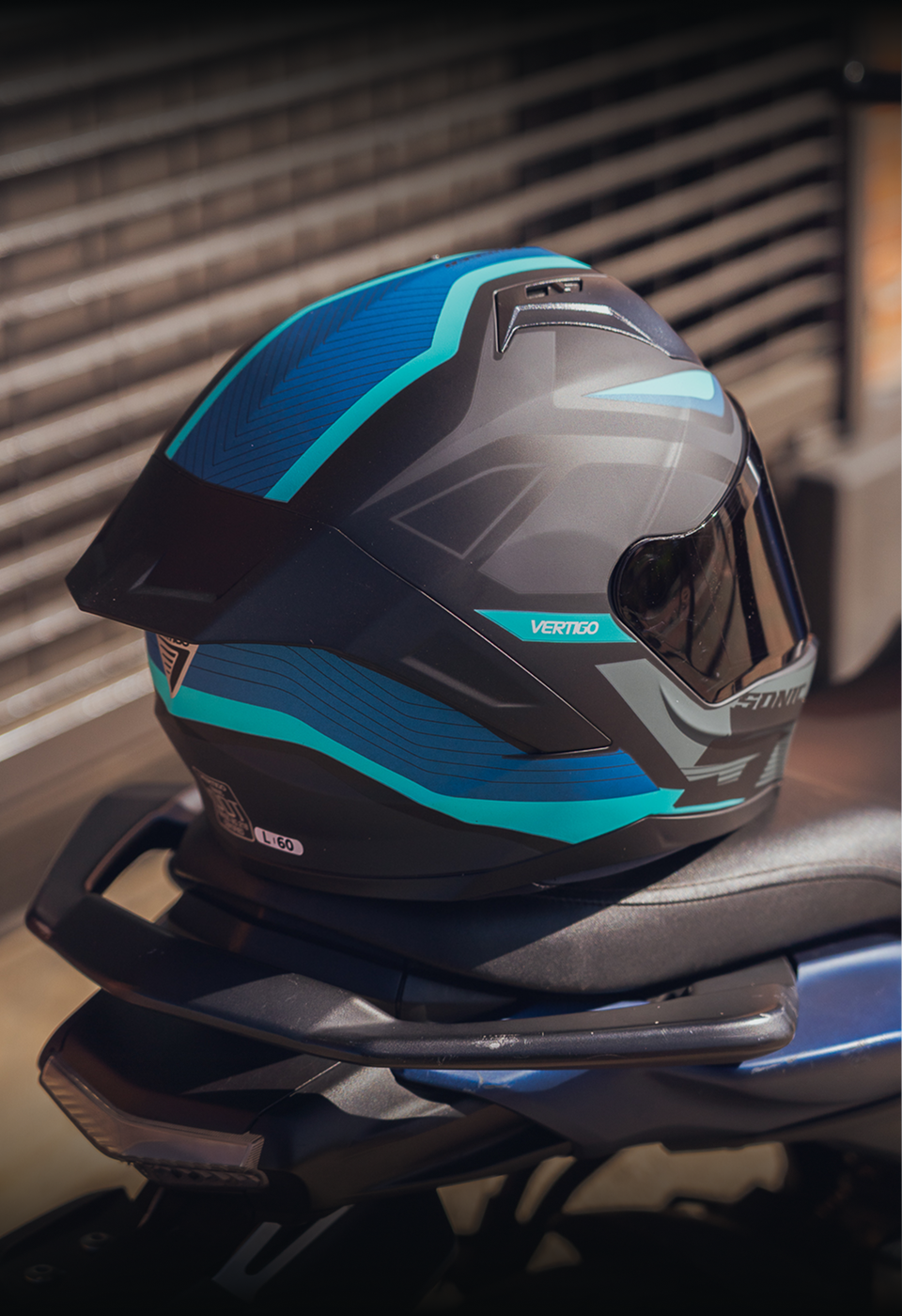 Casco Vértigo sobre una moto