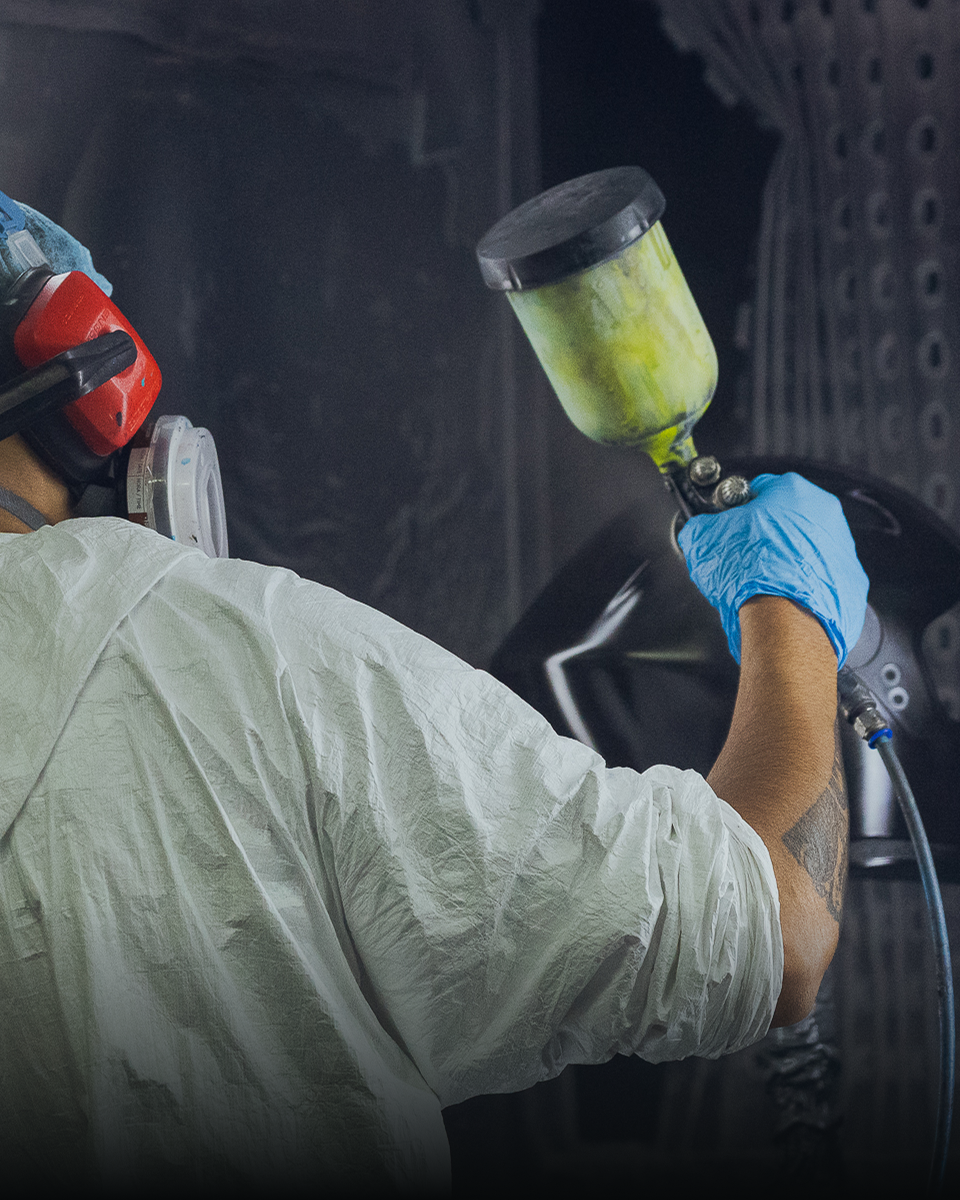 Proceso de pintura de un casco Vértigo